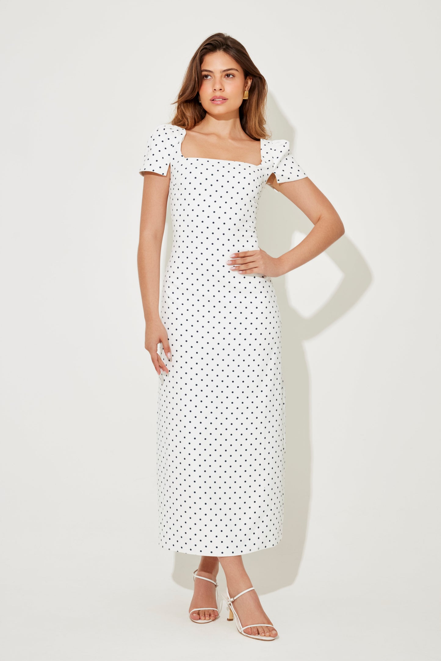 Vestido Lencero de Satén con Escote Cuadrado – Elegancia y Estilo de Lujo